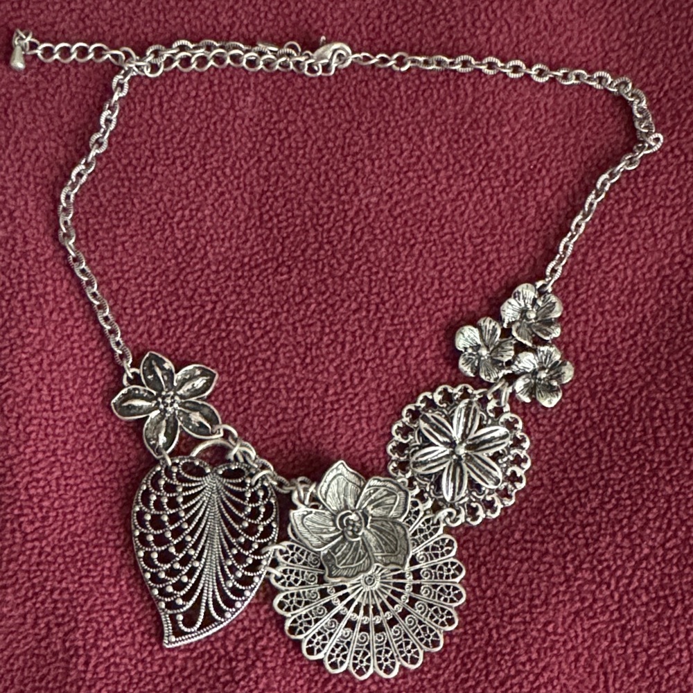 Elegant Silver Floral Necklace